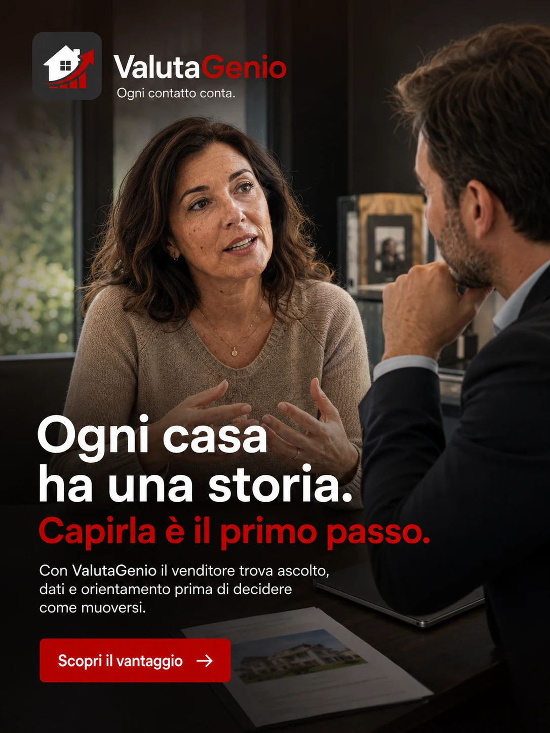 Coppia di proprietari a casa, davanti al computer, con planimetria, chiavi e appunti sul tavolo.